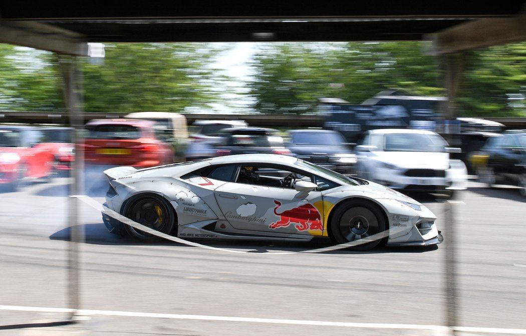 Závod Kamazu s Lamborghini? Red Bull spáchal další parádní šílenost