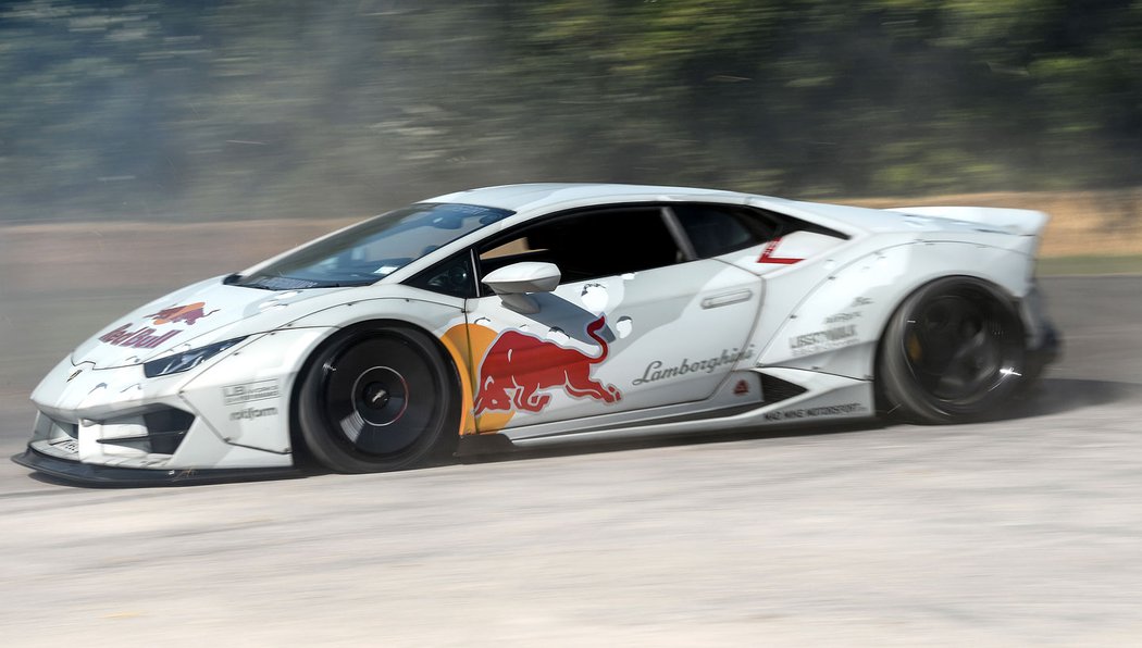 Závod Kamazu s Lamborghini? Red Bull spáchal další parádní šílenost