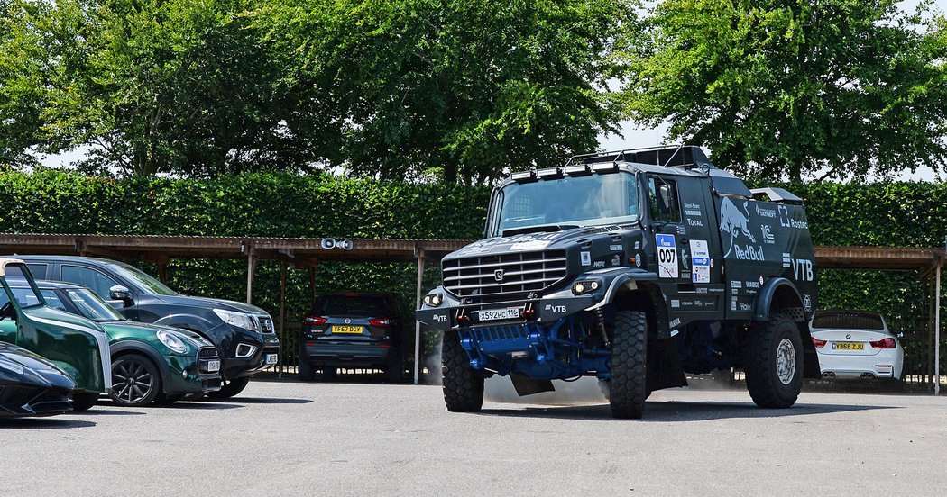 Závod Kamazu s Lamborghini? Red Bull spáchal další parádní šílenost