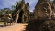 STRÁŽCE. Všechny brány do komplexu nazvaného Angkor Thom hlídají obří kamenné hlavy.