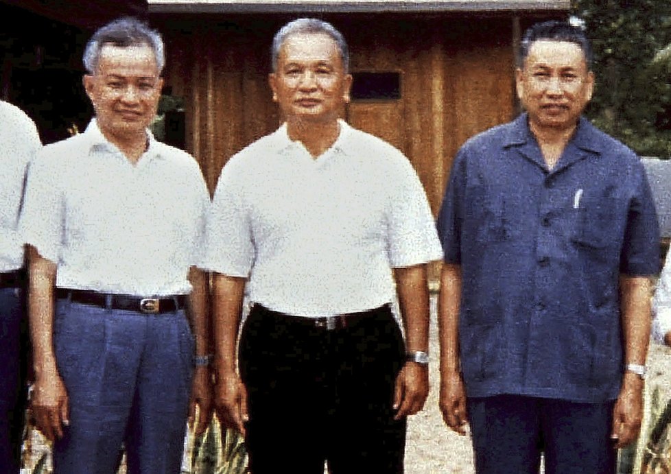 Někdejší ideolog kambodžských Rudých Khmerů, Nuon Chea (†93). Na snímku uprostřed.