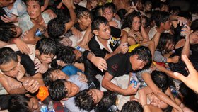 Poslední den kambodžských oslav vody si vyžádal minimálně 345 obětí.