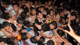 Poslední den kambodžských oslav vody si vyžádal minimálně 345 obětí.