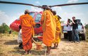 Před odletem vrtulníku s LIDARem mu budhističtí mniši popřáli šťastný návrat