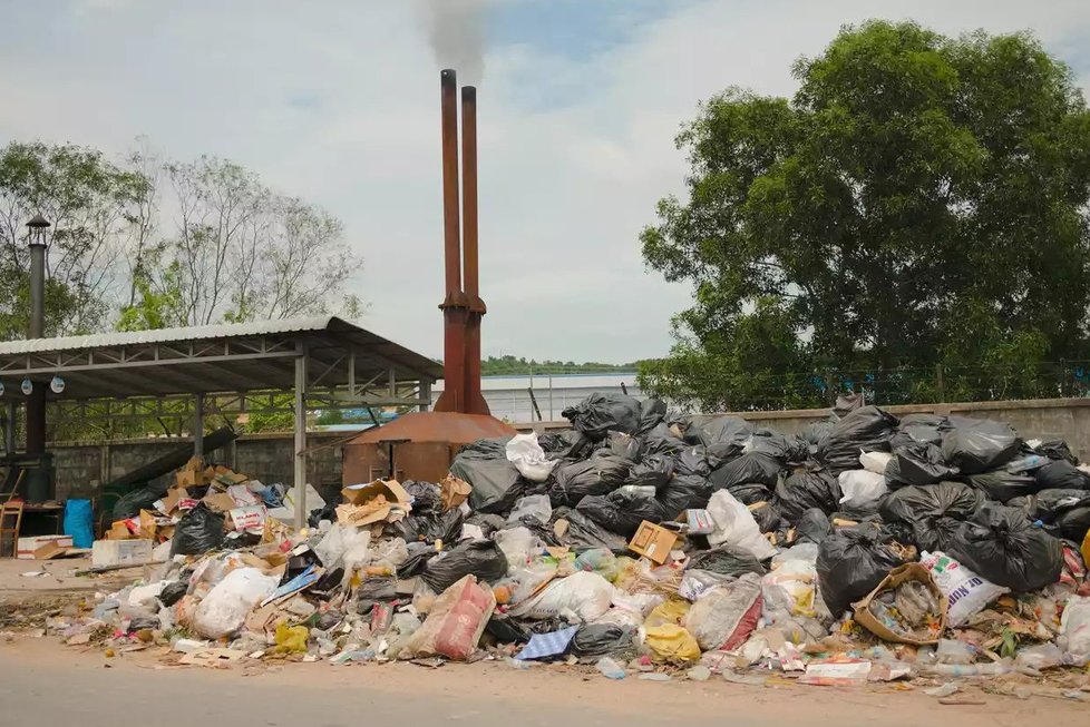 Zbytek provincie Sihanoukville se topí v odpadcích.