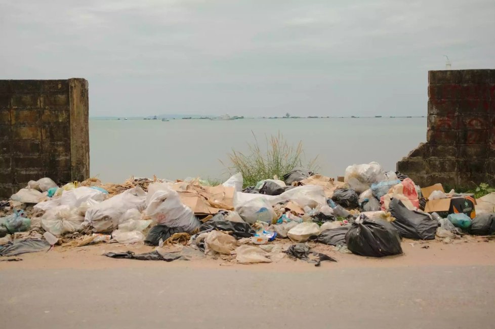 Zbytek provincie Sihanoukville se topí v odpadcích.