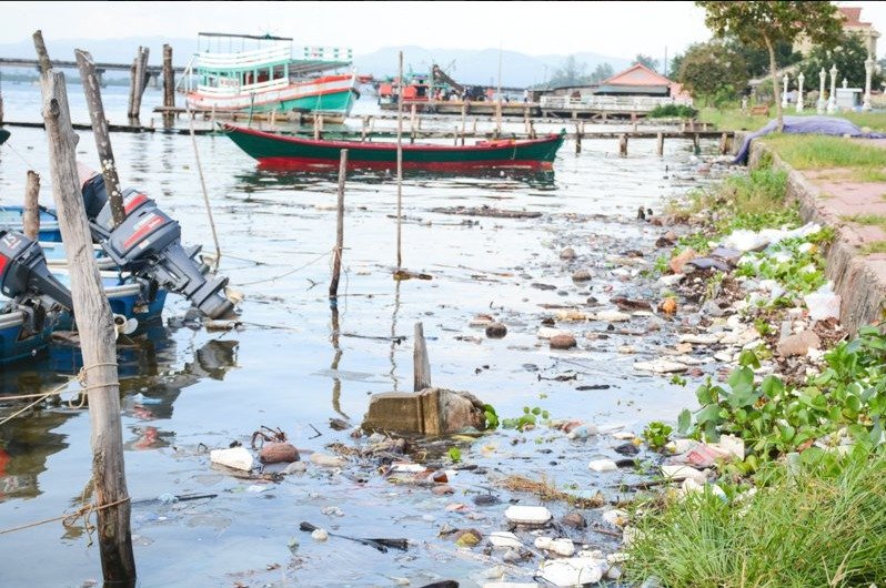 Zbytek provincie Sihanoukville se topí v odpadcích.