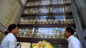 Zákaz peněz a mučení elektrickými šoky. Zapomenutý teror Rudých Khmerů začal před 45 lety