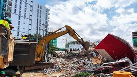 V Sihanoukville na jihozápadě Kambodži se zřítila sedmipatrová budova. Trosky pohřbily desítky lidí