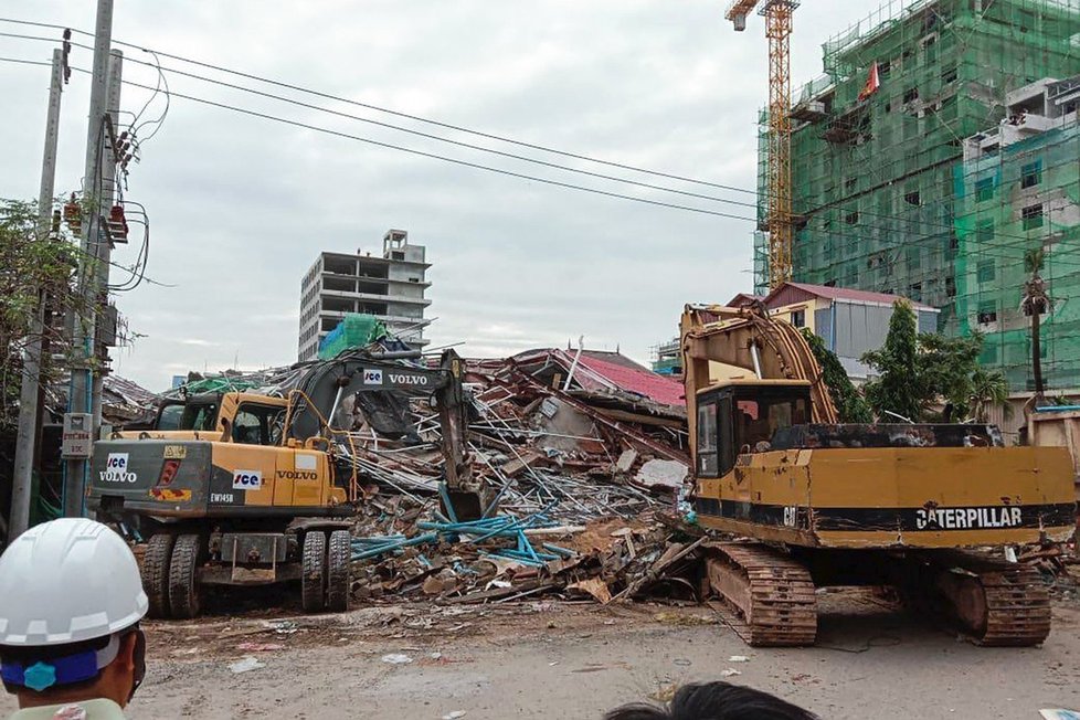 V Sihanoukville na jihozápadě Kambodži se zřítila sedmipatrová budova. Trosky pohřbily desítky lidí