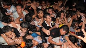 Při oslavách dešťů v Kambodži zemřelo 339 lidí a 329 se zranilo