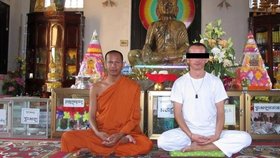 Wendi při meditacích v chrámu