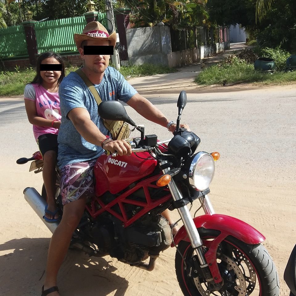 &#34;Na fotce je Nicol s naším kamarádem Lubem. Ze začátku se velké Ducati bála, ale později se pro ni a Luba nadchla a dopouštěla se lehké nekázně: odmítala s Wendim jezdit na jeho skútru Honda Dream,&#34; píše na Facebooku Ota.