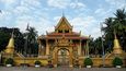 Buddhistické chrámy jsou samozřejmou součástí koloritu města Battambang