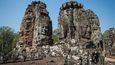 Bayon: Posledním a nejdéle sloužícím hlavním městem khmerské říše byl Angkor Thom. Město založil severně od Angkoru Vat král Džajavarman VII. ke konci dvanáctého století během mahájánové éry khmerské říše. Centrálním městským chrámem je Bayon, jehož nejvýznačnějším prvkem je řada vlídných, usmívajících se kamenných tváří vytesaných do chrámových věží. Na rozdíl od svých předchůdců byl Bayon postaven jako buddhistický chrám. Podobnost tváří s podobiznami Džajavarmana VII. poukazuje na zažitý koncept boha-krále. Panují však i odlišné názory – tváře, uspořádané ve čtveřicích hledících do čtyř různých směrů, mohou reprezentovat také hinduistického boha Bráhmu či bódhisattvu Avalókitéšvaru.