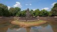 Neak Pean: Umělý ostrůvek Neak Pean se nachází na severní straně komplexu Angkor, uprostřed obdélníkové vodní plochy Džajatataka, jednoho z mnoha vodních útvarů známých jako baray a typických pro khmerskou architekturu. Na ostrůvku stojí buddhistický chrám postavený za vlády Džajavarmana VII. na přelomu dvanáctého a třináctého století. Chrám původně zřejmě sloužil k lékařským účelům – někteří historikové zastávají názor, že Neak Pean reprezentuje mytické jezero Anavatapta v Himálaji, jehož voda je údajně schopná vyléčit všechny nemoci.