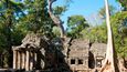 Ta Prohm: Zhruba kilometr východně od Angkoru Thom se nachází chrám dnes známý jako Ta Prohm, další z děl éry Džajavarmana VII. Je proslulý především mohutnými stromy, náležících především k čeledi Tetramelaceae, které prorůstají skrze budovy chrámu a symbolizují obnovenou dominanci přírody na tomto místě. Chrám byl opuštěn po pádu Khmerské říše v patnáctém století a na rozdíl od ostatních chrámů v oblasti se mu právě kvůli unikátní kombinaci přírody a architektury z velké části vyhnuly současné restaurátorské práce. Návštěvníci se i tak mohou pokochat zachovalými basreliéfy, které zobrazují scény z buddhistické mytologie.