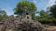 Beng Mealea: Čtyřicet kilometrů východně od hlavní angorské skupiny se nachází chrám Beng Mealea. Převážně hinduistický chrám s některými buddhistickými prvky byl z pískovce postaven ve stejném období jako Angkor Vat, čemuž odpovídá i identický architektonický sloh. Podobně jako Angkor Vat sestává Beng Mealea ze tří soustředných galerií, přičemž ta vnější dosahuje rozměrů zhruba sto osmdesát na sto padesát metrů. V komplexu se nachází několik vyvýšených struktur známých jako knihovny a celý chrám je vyzdoben velmi kvalitními rytinami hinduistické mytologie.