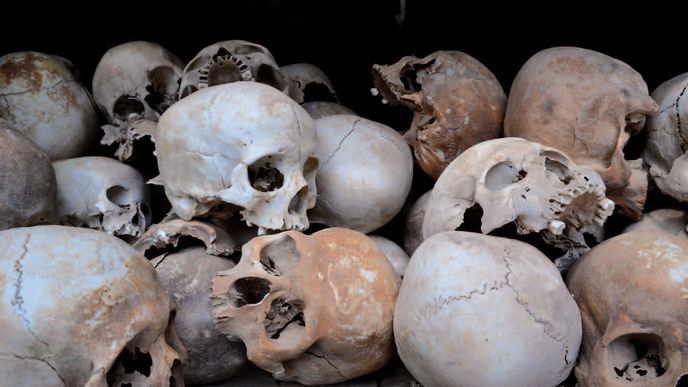 Dodnes byly vykopány ostatky jen z několika masových hrobů. Jsou součástí památníků obětem jedné z nejstrašnějších genocid.