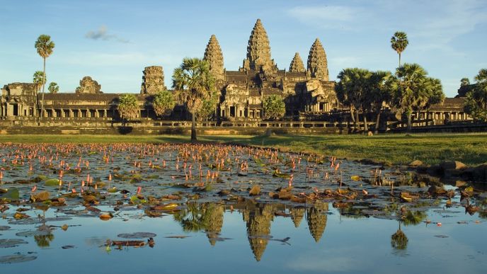 Angkor Vat: Monumentální Angkor Vat je dodnes považován za nejrozsáhlejší náboženský komplex na světě. Postaven byl na začátku dvanáctého století jako hlavní město pro krále Súrjavarmana II. Vnější tři a půl kilometru dlouhou zeď obklopuje sto devadesát metrů široký vodní příkop. Uvnitř těchto hradeb se pak rozléhá nejzářnější a nejzachovalejší příklad klasické khmerské architektury, který kombinuje její dva charakteristické prvky – chrámovou horu a soustředné galerie. V samém srdci komplexu stojí na vyvýšené terase pět hlavních věží. Angkor Vat je na rozdíl od většiny angkorských chrámů orientován směrem na západ. Chrám byl původně zasvěcen hinduistickému bohu Višnuovi, dnes se jedná o významné buddhistické poutní místo.