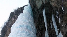 Pád obřího rampouchu stál turistu život: Čtyři další zůstali uvězněni pod ledem