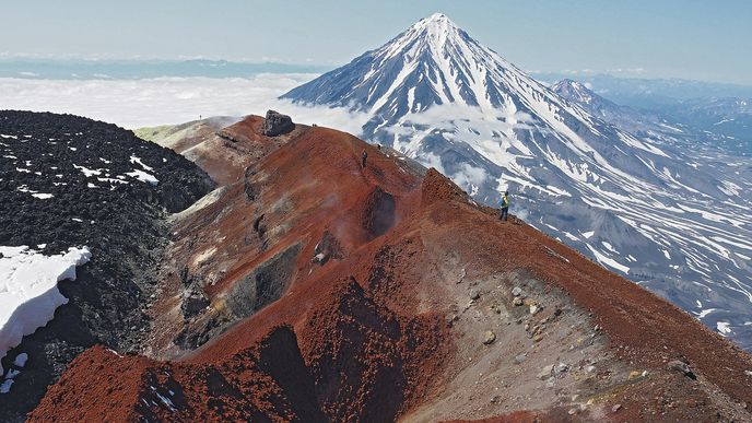 Vrchol vulkánu Avačský (2741 m) – dechberoucí výhledy na okolní krajinu a sousední vulkán Korjacký (3456 m). Oba vrcholy jsou dominantou nedalekého Petropavlovsku Kamčatského.