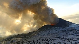 Kamčatská sopka vyvrhuje lávu a popel a ohrožuje okolí