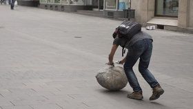 DivnoBrno: Muž valící kámen šokuje kolemjdoucí. Hovnivál? Prý umění