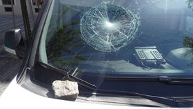 Výtržník (45) vzal kámen a znojemským strážníkům rozbil čelní sklo auta.