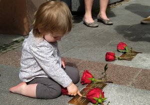 V Bohumíně osadili 12 Stolpersteinů neboli kamenů zmizelých. Připomínají osudy místních Židů za druhé světové války. 