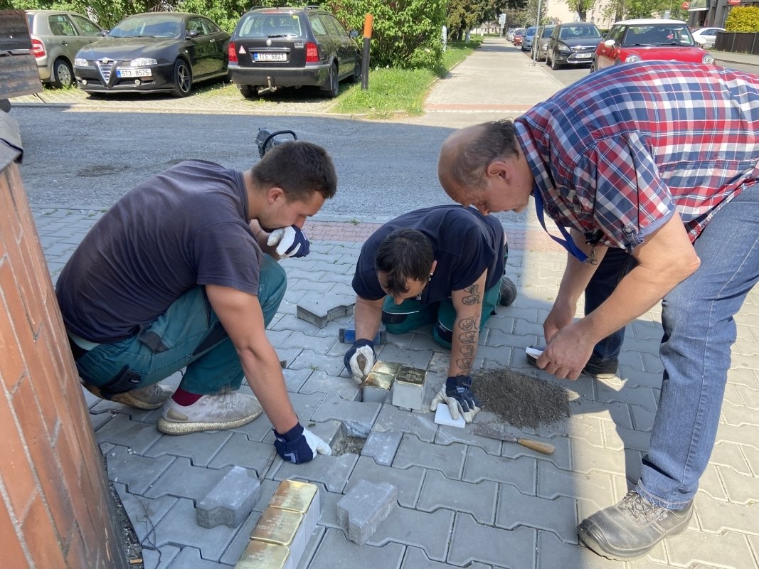 V Bohumíně osadili 12 Stolpersteinů neboli kamenů zmizelých. Připomínají osudy místních Židů za druhé světové války. 