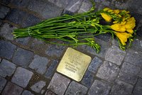 V Praze přibyl další kámen zmizelých. Na Václavském náměstí připomíná tragický osud Emmy Ledererové