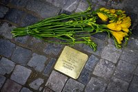 V Praze přibyl další kámen zmizelých. Na Václavském náměstí připomíná tragický osud Emmy Ledererové