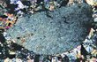 Meteorit Morávka pod mikroskopem.