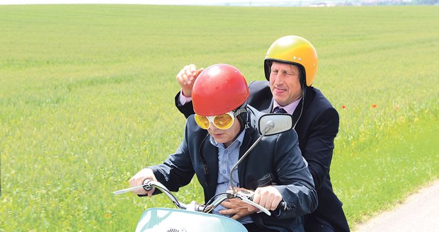 Bob Klepl a Václav Vydra na motorce.