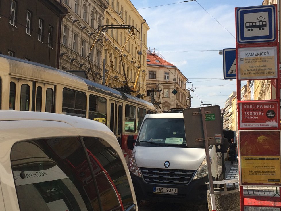 Tramvajová zastávka Kamenická se bude do prosince rekonstruovat.