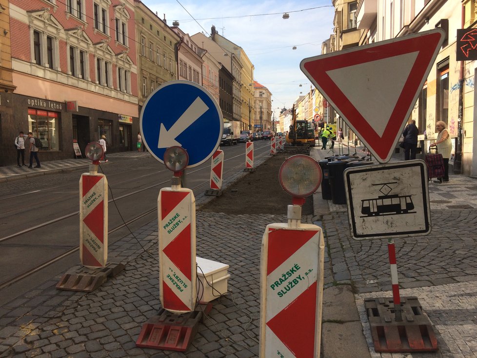 V rámci rekonstrukce dojde k rozšíření chodníku přímo ke kolejišti tramvají.