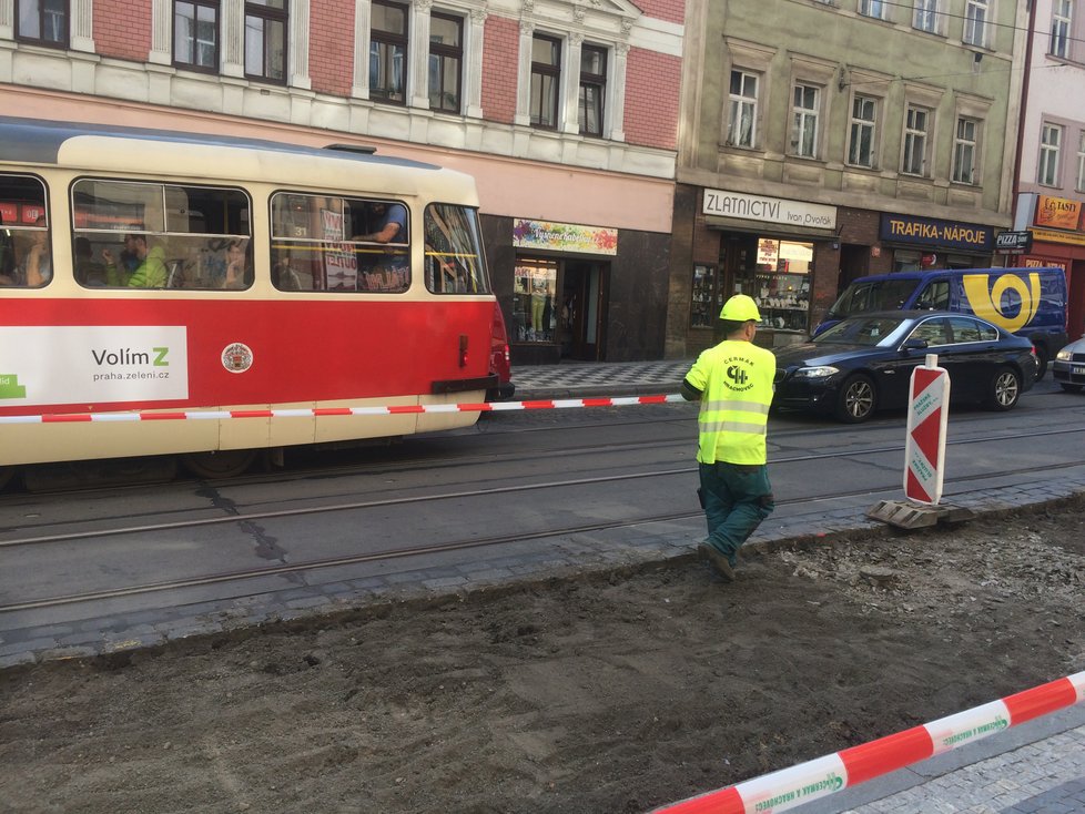 V rámci rekonstrukce dojde k rozšíření chodníku přímo ke kolejišti tramvají. To s sebou ponese nejen větší pohodlí cestujících, ale i jejich bezpečnost.