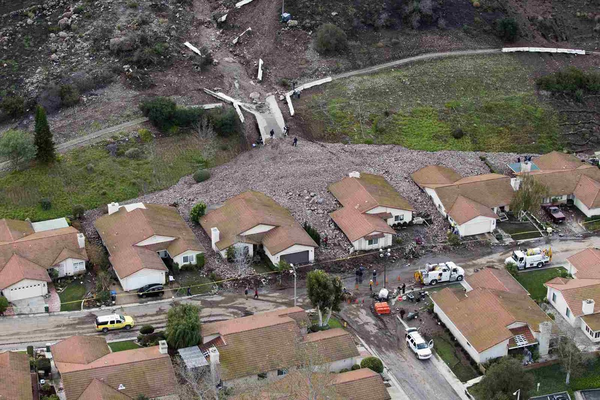 Město Camarillo Springs v Kalifornii se ocitlo pod nánosem bahna a kamení.