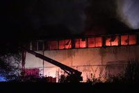 Požár třídírny odpadu na Kladensku: Hasiči s ohněm bojují od večera, dva zranění