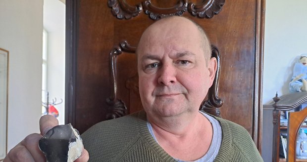 Bronislav Novosad (62) z Kunína na Novojičínsku ukazuje pazourek, z kterého lovci mamutů vyráběli nástroje.