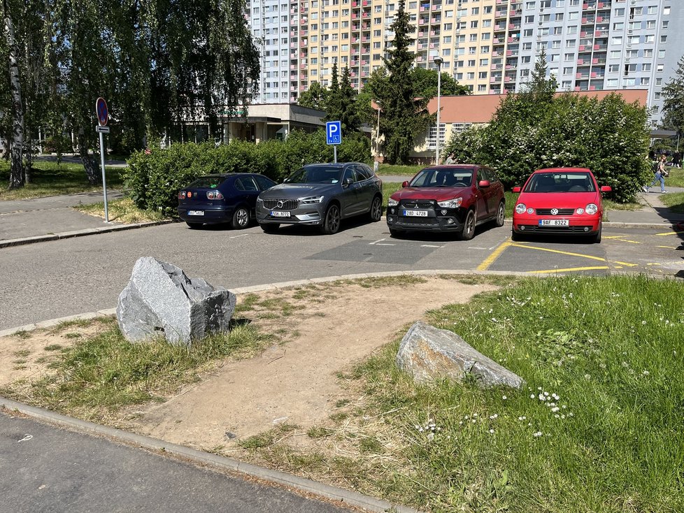 Kameny mají blokovat parkování zásobovacím vozům.