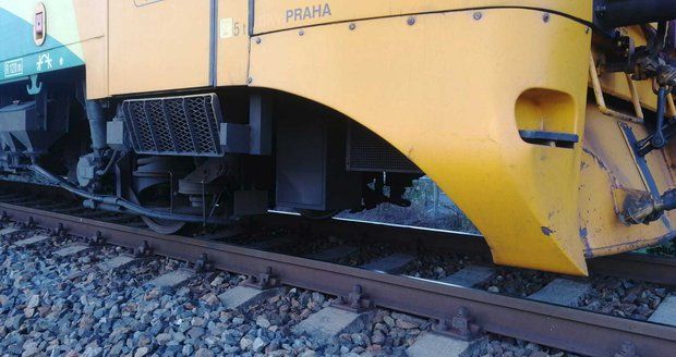 Vlak v Praze najel do kamení: Policie vyšetřuje, jak se tam dostaly