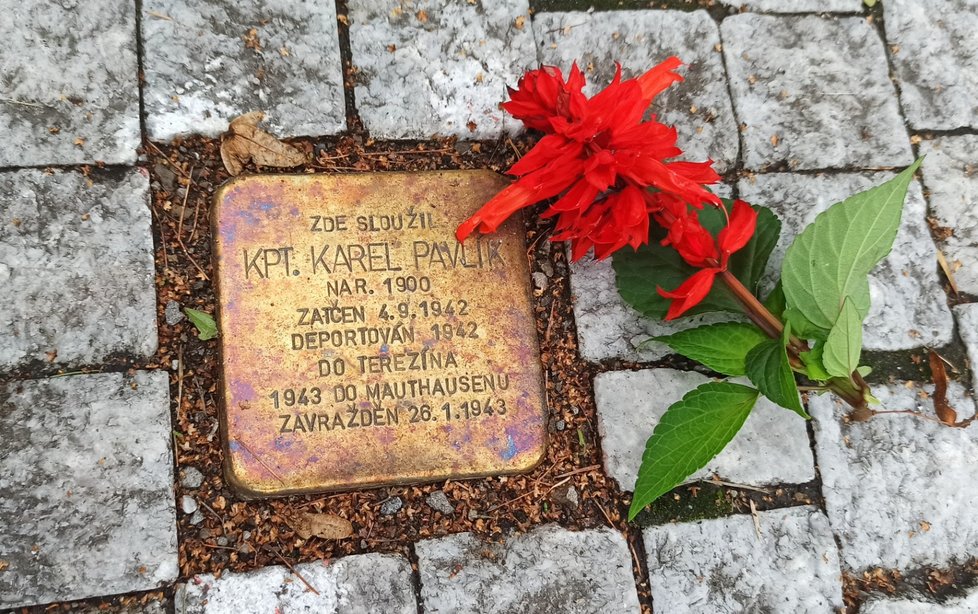 Jeden z kamenů zmizelých náleží veliteli Czajánkových kasáren Karlu Pavlíkovi ((†43).