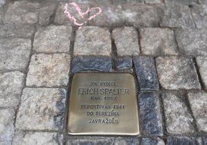 Jeden z takzvaných kamenů zmizelých na snímku z 23. listopadu 2021, které na chodnících v Praze připomínají oběti holokaustu. (23. listopadu 2021)