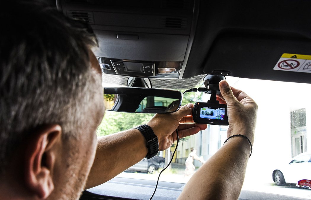 U složitějších instalací duálních autokamer doporučujeme využít služby montážního technika.