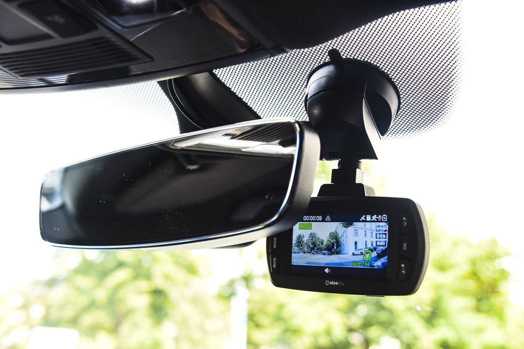 Nejrozšířenějším typem jsou přední kamery, snímající dění před vozem. Mohou být s displejem nebo bez.