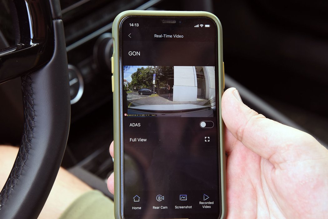 Trendem je stále víc propojovat autokamery s mobilem, kde lze se záznamem pracovat dál