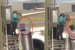 Záhada rozbitých kufrů vyřešena: Kamera zachytila letištní pracovnici, jak bezohledně hází se zavazadly!
