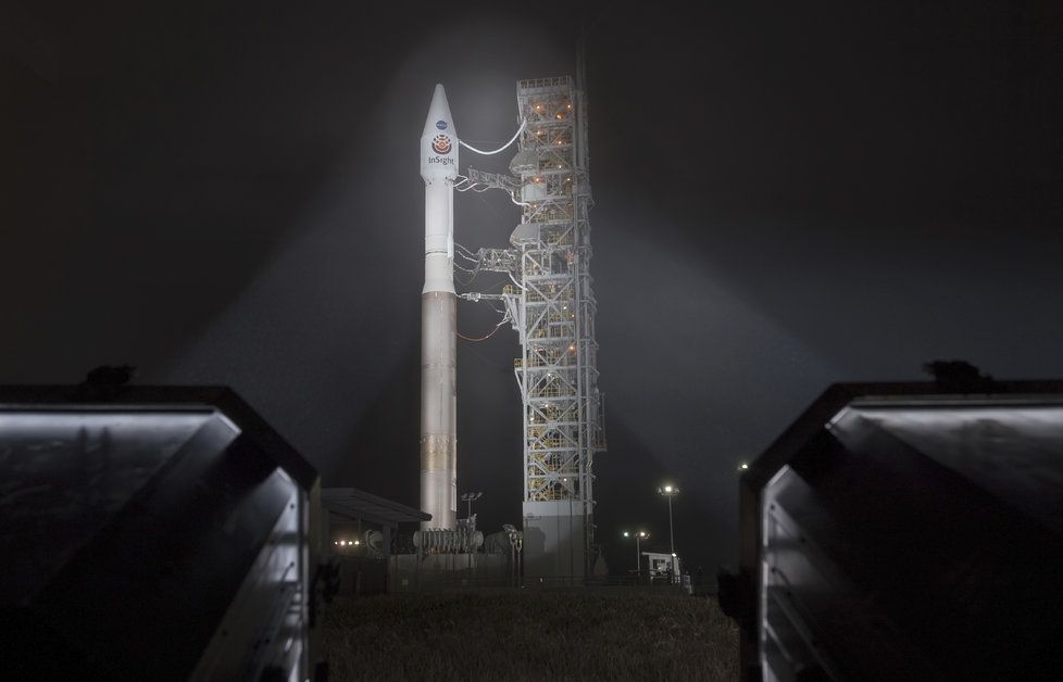 Z Kalifornie odstartovala nosná raketa Atlas V. Nese robotickou sondu InSight, která bude zkoumat jádro Marsu